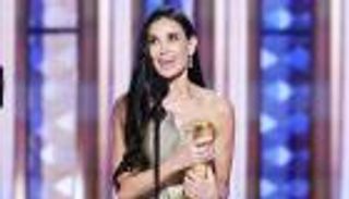 كيف احتفلت عائلة ديمي مور بفوزها بجائزة غولدن غلوب 2025؟