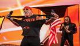 صافرات الاستهجان تفسد عودة هوغان إلى WWE (فيديو)