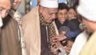 شيخ أزهري يوزع العيدية على الأطفال داخل كنيسة في مصر