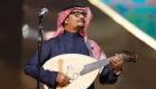 رابح صقر يحتفل بعيد ميلاد نجله الوليد على متن طائرة (فيديو)