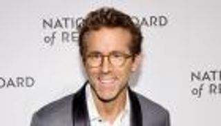 رايان رينولدز يظهر بابتسامة وسط أزمة بليك ليفلي وجاستن بالدوني