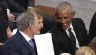 بوش يضرب بطن أوباما (فيديو)