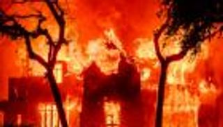 بيلا حديد تبكي أطلال منزلها المدمر في حرائق لوس أنجلوس (صور)