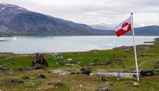 علم غرينلاند يرفرف في مستوطنة إيغاليكو - رويترز