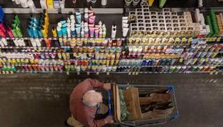 رجل يتسوق في متجر بالولايات المتحدة