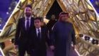 محمد عبده بصحبة نجله في حفل «Joy Awards 2025» (فيديو)