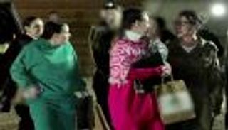 «حقيبة المفاجآت» تشغل الإسرائيليين.. إليك محتويات «هدية» حماس للرهائن