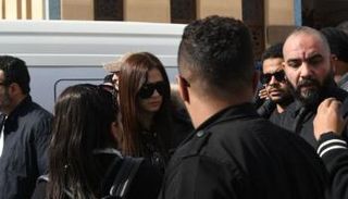 ياسمين عبدالعزيز في جنازة والدها