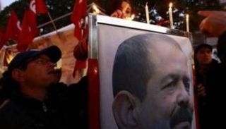 تونسي يرفع صورة لشكري بلعيد