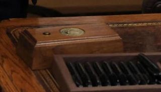 صندوق خشبي يحتوي على الزر