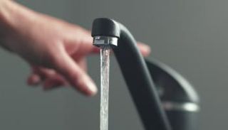 استنشاق بكتيريا من مياه الصنبور يفوق المرحاض