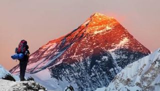 نيبال ترفع رسوم تصاريح تسلق جبل إيفرست 36%