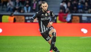 نبيل بن طالب نجم منتخب الجزائر