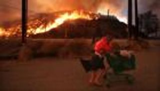 حرائق لوس أنجلوس تتجدد.. إجلاء الآلاف والاستعداد للانزلاقات بـ«أكياس الرمال»