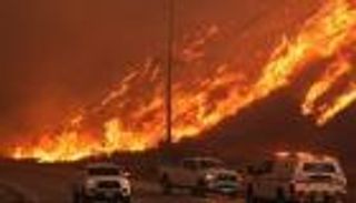 حرائق لوس أنجلوس الجديدة.. أعاصير نارية تغطي الجبال