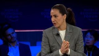 مريم المهيري خلال دافوس 2025