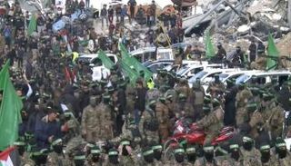 جانب من عملية التسليم وانتشار عناصر حماس 