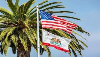 العلم الأمريكي وعلم كاليفورنيا