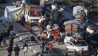 فلسطينيون نازحون ينتظرون العبور إلى شمال غزة