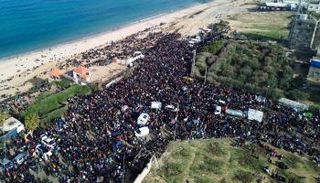 فلسطينيون نازحون ينتظرون العبور إلى شمال غزة