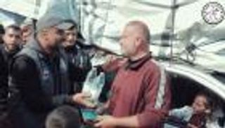 «الفارس الشهم 3» ترافق العائدين إلى شمال غزة وتوزع المياه والتمور (فيديو)