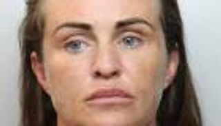 «ممثلة بنوك بريطانية» مزيفة تخدع كبار السن وتستولى على بطاقاتهم