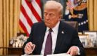 قرارات عاصفة.. ترامب يوقف المنح والقروض الاتحادية بالولايات المتحدة