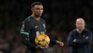 اتجه لهدف برشلونة.. أرنولد «البطيء» يغضب ريال مدريد