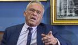 «نار» من عقر دار كينيدي جونيور.. ابنة العم تحذر من «المفترس»