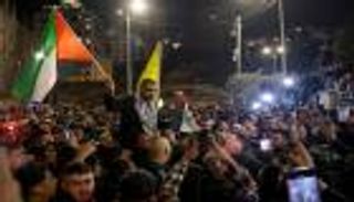 مشاهد من إطلاق الـ110 أسرى فلسطينيين.. فرحة مكتومة واشتباكات ومداهمات