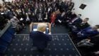 دليل ترامب للتعامل مع الكوارث.. «لوم» الديمقراطيين و«تسييس» المأساة