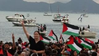 نشطاء يودعون أسطول الصمود خلال وجوده قبالة سواحل تونس