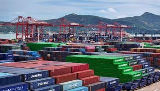 بضائع داخل ميناء في الصين - أ ف ب