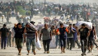 فلسطينيون يحملون أغراضهم خلال عمليات نزوح