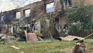 مبنى سكني متضرر جراء القصف في تشيرنيتشينا الأوكرانية