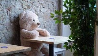 مطعم يضع دمى للزبائن المنفردين