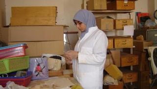 د.ولاء باشا تباشر فحصها لعظام بناه الأهرامات