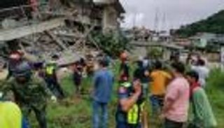 شاب يوثّق لحظة زلزال الفلبين داخل مركز تجاري باحتمائه تحت الطاولة