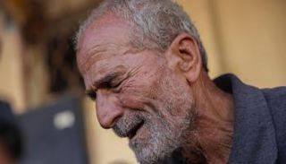 فلسطيني يبكي ابنه الذي قُتل في غارة إسرائيلية بغزة