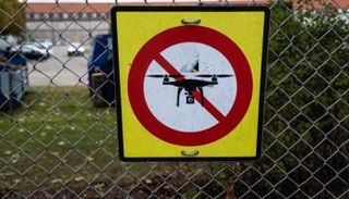 لافتة تشير إلى "منع تحليق المسيرات" في كوبنهاغن