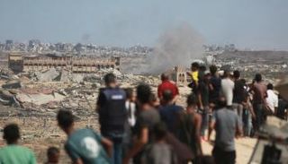 فلسطينيون يشاهدون تصاعد الدخان جراء الغارات الإسرائيلية