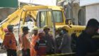 59 مفقودا.. استمرار البحث بعد انهيار مبنى مدرسي في إندونيسيا