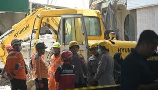 رجال الإنقاذ يواصلون البحث عن ناجين