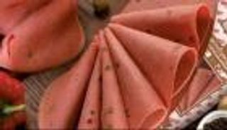 اللانشون وصحة الأطفال.. وجبة سهلة تخفي وراءها أخطارا جسيمة