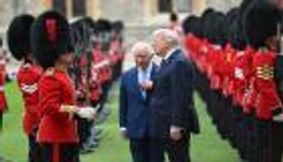 هدية ترامب المقلدة للملك تشارلز.. قصة السيف الذي أطاح بمؤرخ أمريكي