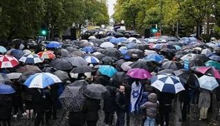 تجمع في موقع الهجوم