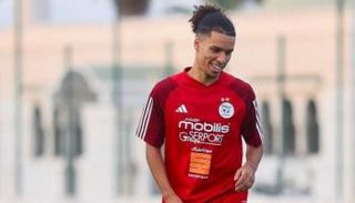 قبال لاعب منتخب الجزائر