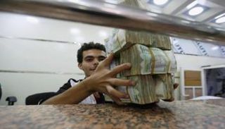يمني في محل صرافة - أرشيفية