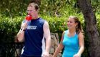 «المصاصة العملاقة».. واين روني يفسر سر صورة عمرها 22 عاما