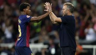 لامين يامال وهانز فليك في برشلونة